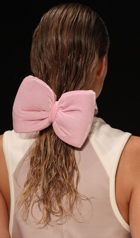 El cabello húmedo con arco Barrette