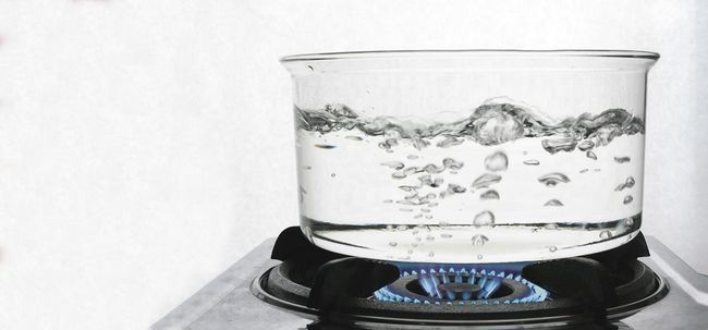 10 Efectos secundarios inusuales de beber agua caliente