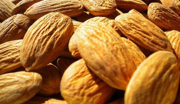 almendras y fregar de rodillas