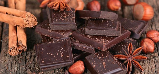 19 ventajas asombrosas de chocolate negro para la piel, el cabello y Salud