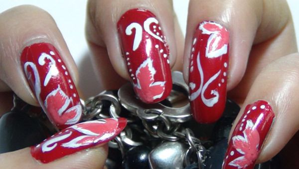 nail art floral roja de cinco