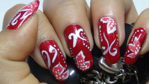arte de uñas rojo floral de seis