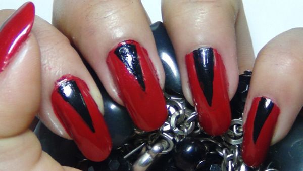 arte de uñas de color rojo y negro con clase fácil