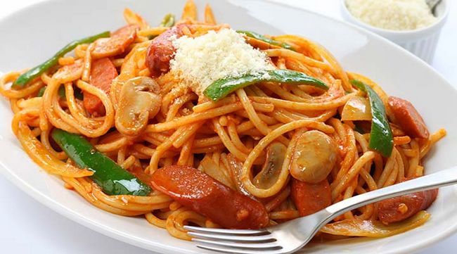 Espaguetis con salchichas y pimientos