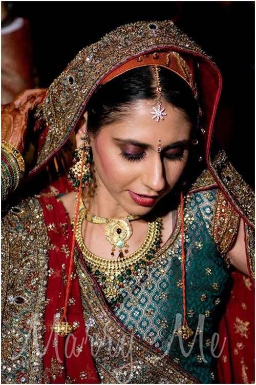 Kashmiri azul y vestido de novia rojo