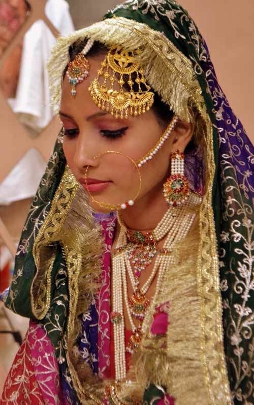 Novia musulmán con joyería tradicional