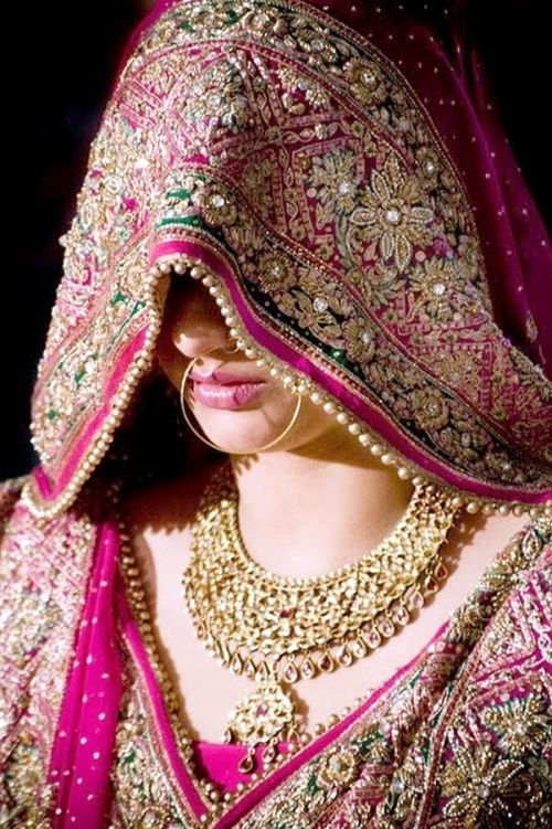 Rajasthan novia en sari estilo Falú y joyas de oro tradicional