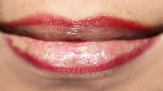 4 increíble maquillaje Hack para corregir labios desiguales para lograr Perfect Lip Forma (3)