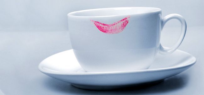 5 Consejos asombrosos para Evitar Lipstick manchas en los vidrios y collares