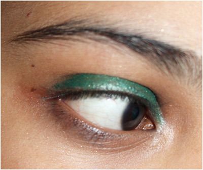 maquillaje delineador de ojos verde y negro
