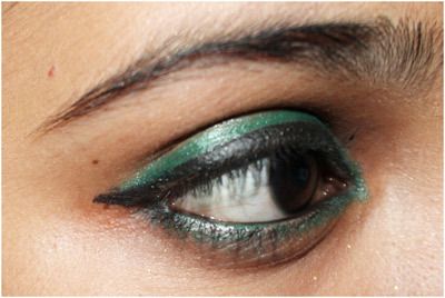 delineador de ojos maquillaje verde y negro 2