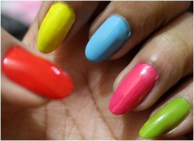 diseño de uñas multicolor