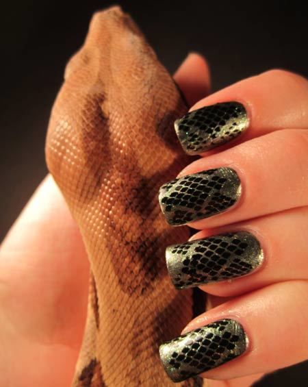 arte de uñas de piel de serpiente