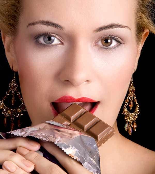 comiendo chocolate
