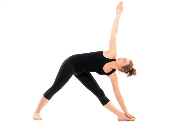 beneficios trikonasana yoga