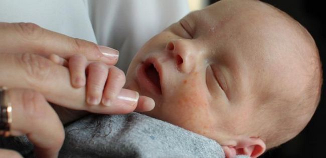 Una nueva esperanza para los padres sin hijos -Primer vientre-trasplante bebé bornin Suecia
