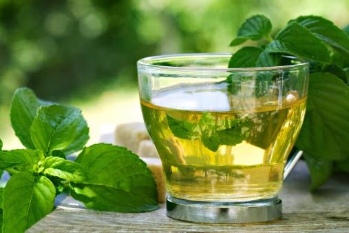 Beneficios para la salud y belleza increíbles implicados en beber té de menta