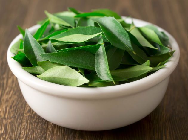 Beneficios para la salud increíble de comer hojas de curry en la dieta