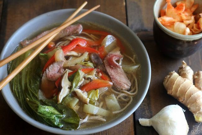 Carne de res asiática receta de la sopa de fideos