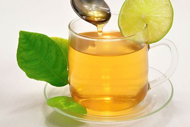 Beneficios de beber agua de limón y miel en la mañana
