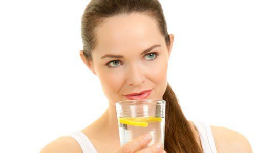Beneficios de beber agua tibia con miel