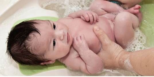 Las mejores cosas que hacer antes de tomar el baño de un bebé