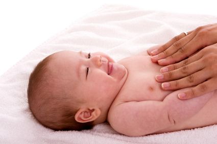 Las mejores maneras de dar masajes a un bebé recién nacido