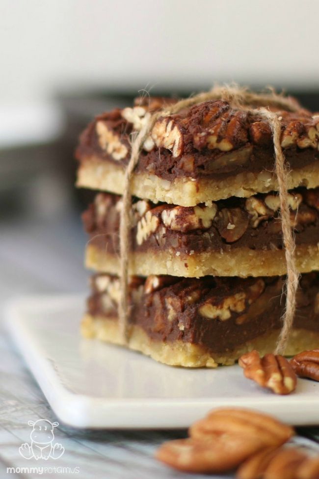 Chocolate de Maple Pecan Pie Bares (Paleo, sin gluten) - Una corteza de pastelería como con un chocolatoso, mapley, relleno de pastel de nuez.
