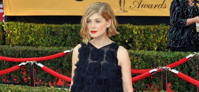 Decodificación Gone Girl Rosamund Pike Red Carpet Look