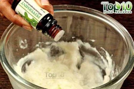 DIY batida loción de aceite de coco añadiendo aceite de menta