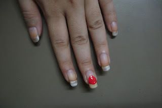 Extensiones de uñas con el color rojo