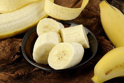 Plátano rebanado en un tazón opt-