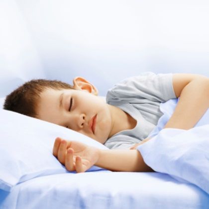Los remedios caseros para dejar de mojar la cama en bebés y niños pequeños