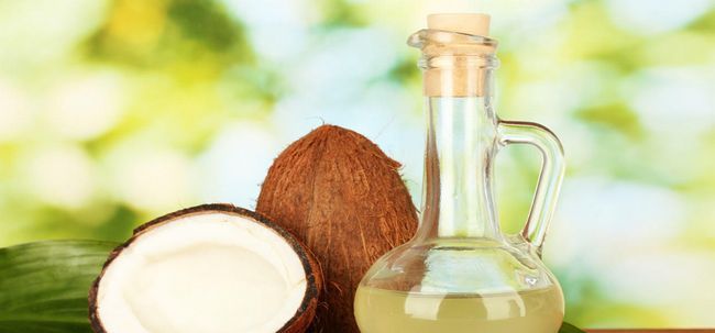 ¿Cómo trata el aceite de coco ayuda caspa