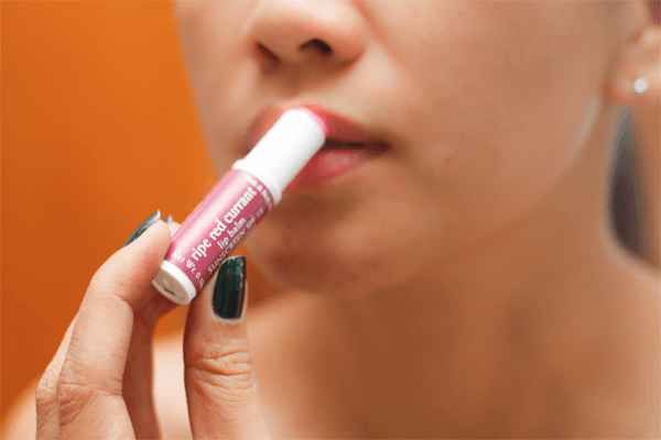 Cómo vaselina ayuda a deshacerse de los labios en forma de escamas / labios escamosos