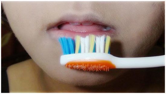 el cepillo de dientes en agua caliente