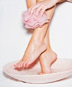 eliminar la piel seca de las piernas