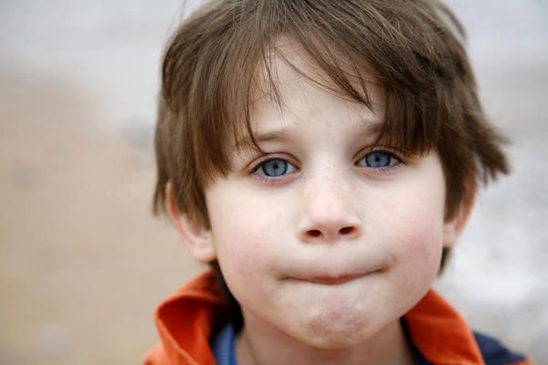 Cómo detener el labio chupar o masticar hábito en los niños