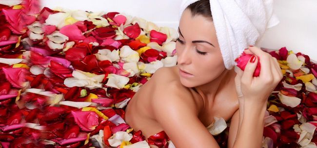 Cómo utilizar agua de rosas para tratar la piel seca?