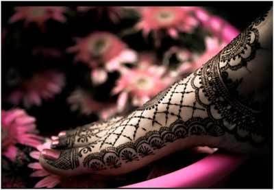 Diseños árabes sobre lienzo de los pies