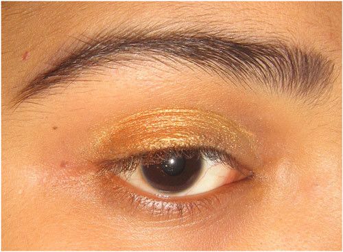 maquillaje de oro para los ojos
