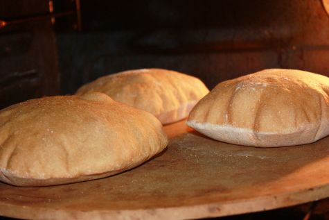 Pan de pita debe recibir hinchada y crujiente en el horno