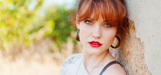 La Guía de maquillaje definitiva para los ojos verdes y cabello castaño