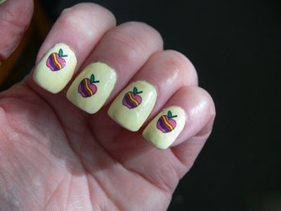 manzana tatuaje de uñas