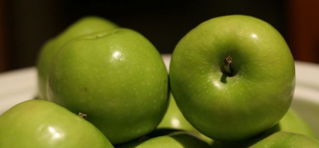 Top 18 ventajas asombrosas de manzanas verdes para la piel, el cabello y Salud