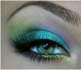 Azul y el maquillaje de ojos verdes