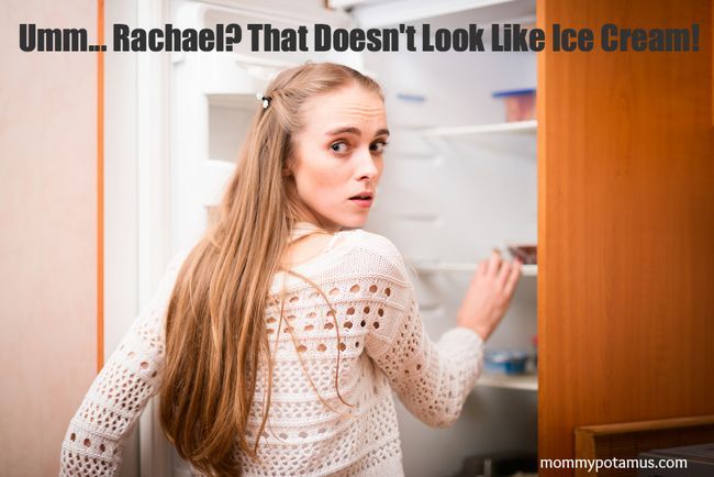 mujer joven en busca de comida en el refrigerador