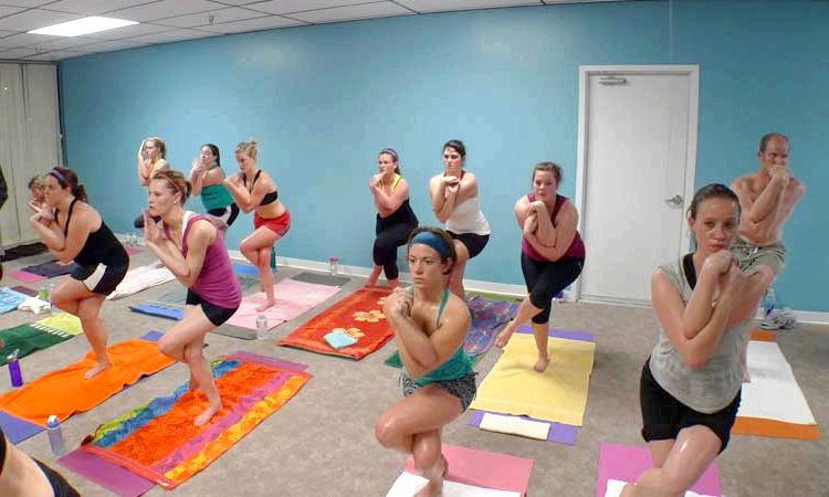 10 Beneficios del yoga caliente que usted debe saber
