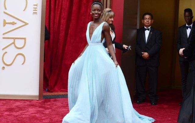 2014 alfombra roja Oscar: Lupita Nyong'o en 'blue nairobi' vestido de prada