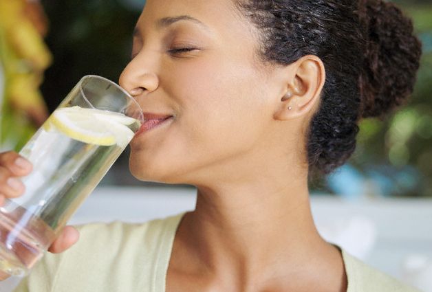 limón-beneficios agua-hypehair